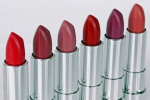 KOSMETYKI, FARBY DO WŁOSÓW I LAKIERY DO PAZNOKCI